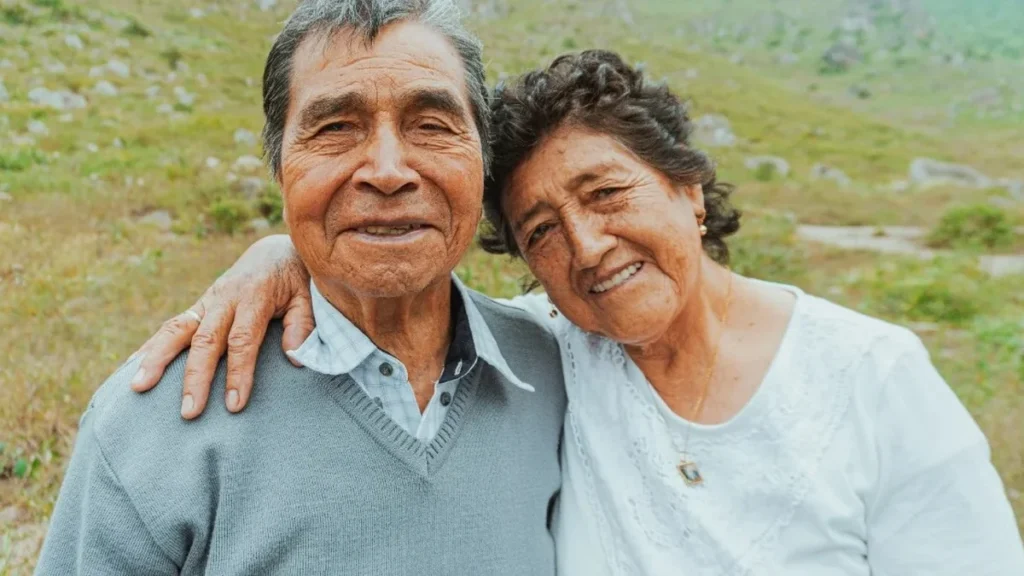 Afiliados y jubilados realizando consultas de quirografarios en el Biess