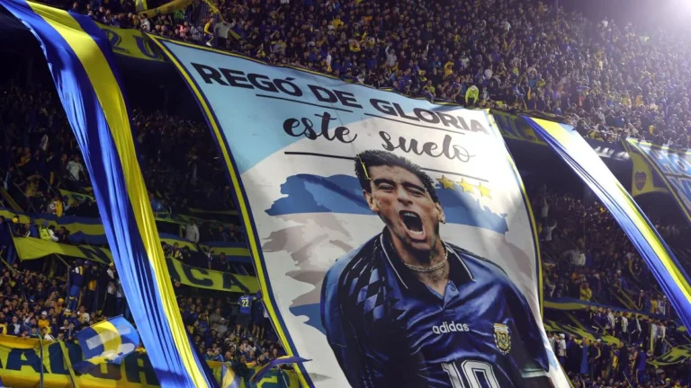 Homenaje a Diego Maradona en estadio de fútbol