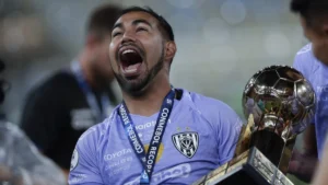 Junior Sornoza posa sonriente tras firmar su renovación con Independiente del Valle