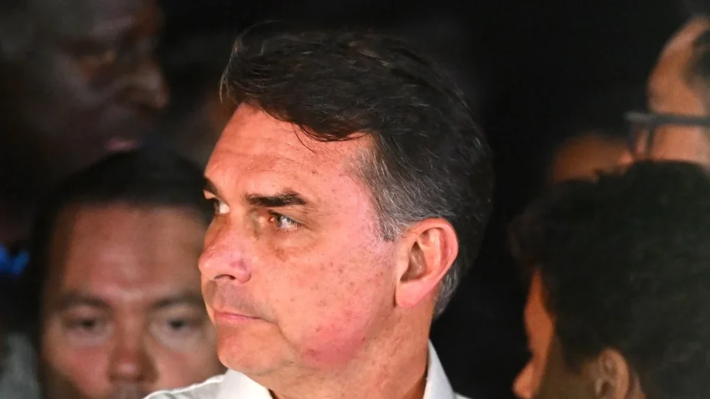 Senador Flávio Bolsonaro en comparecencia institucional