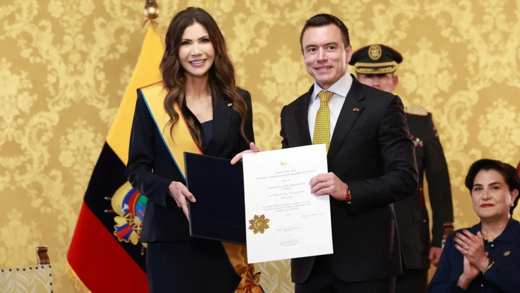 Kristi Noem durante conferencia de prensa internacional sobre acuerdos de seguridad
