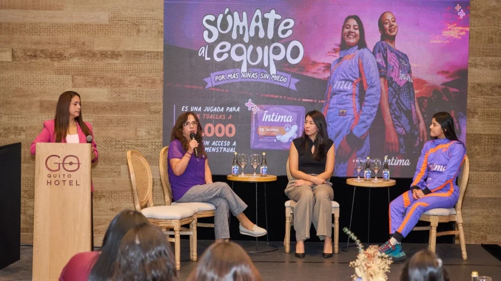 Directivos de La Fabril y Plan International en entrega de donación