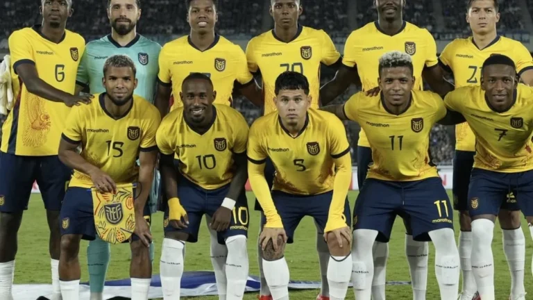 Jugadores de la Selección Ecuatoriana celebrando en el campo de juego