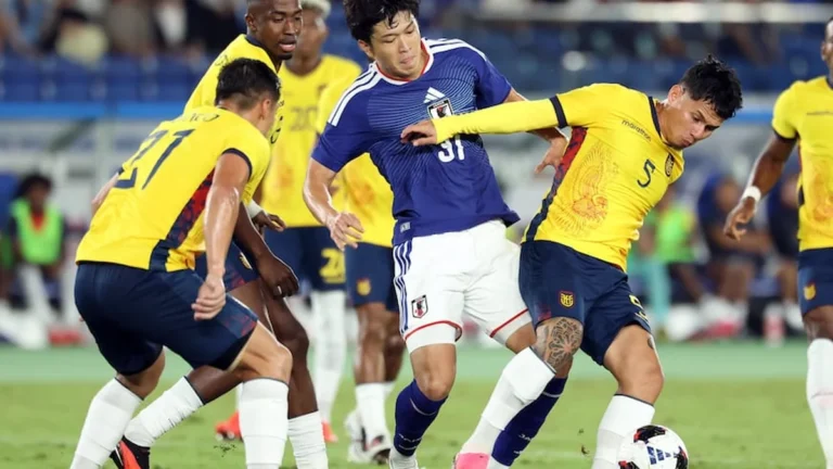 Selección ecuatoriana en calentamiento en Japón