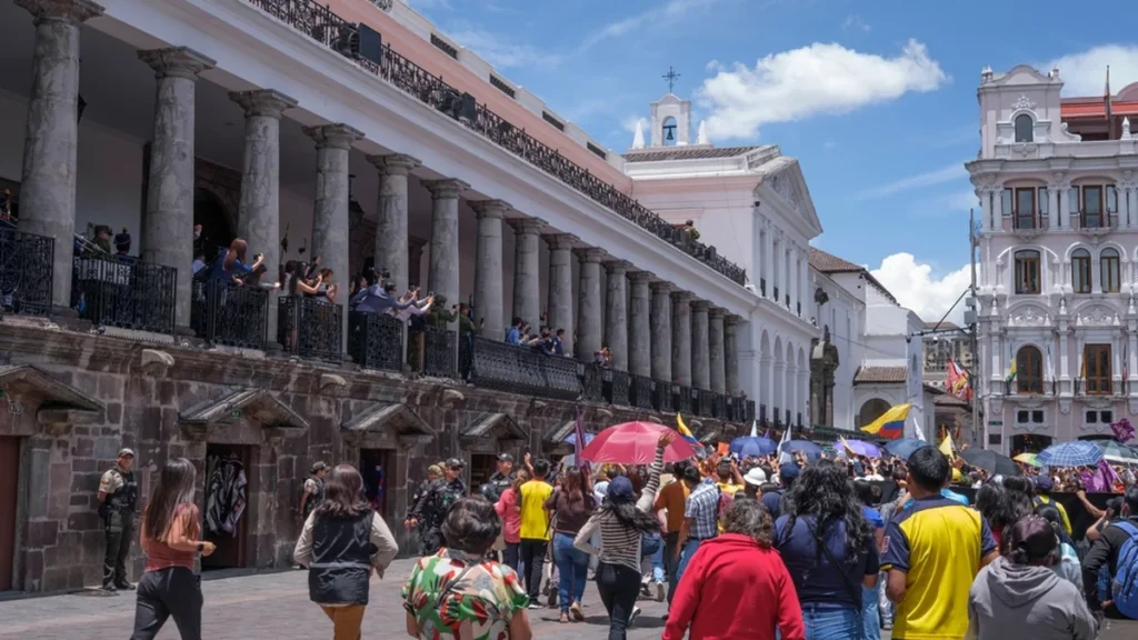 Urnas de votación y papeletas electorales durante un proceso democrático en Ecuador