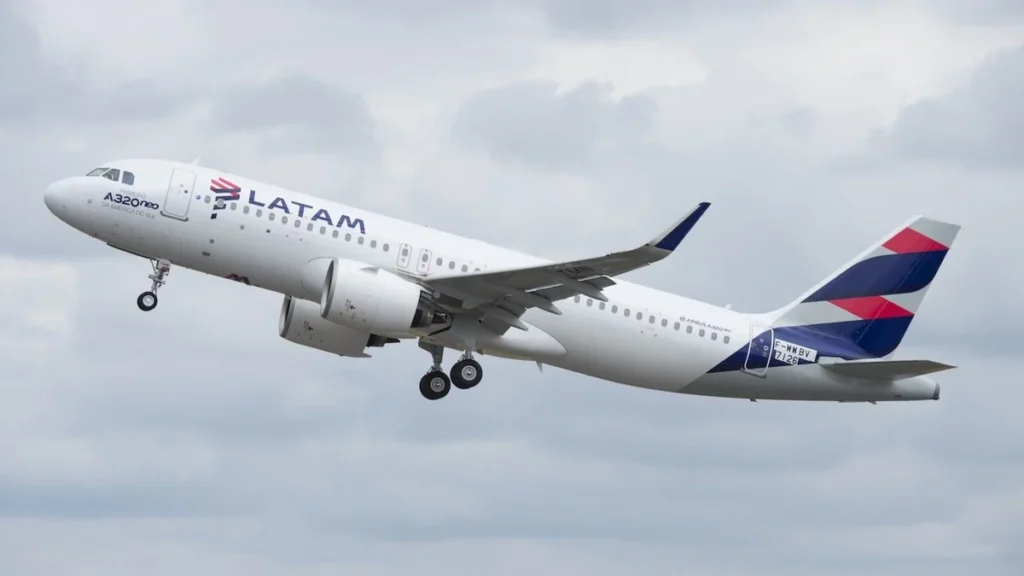 Avión de pasajeros de LATAM Airlines en pista de aterrizaje listo para despegue internacional