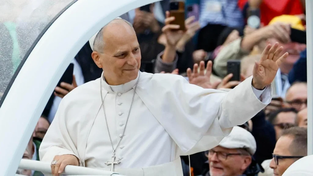 El papa León XIV saluda a fieles en la plaza de San Pedro tras su recuperación