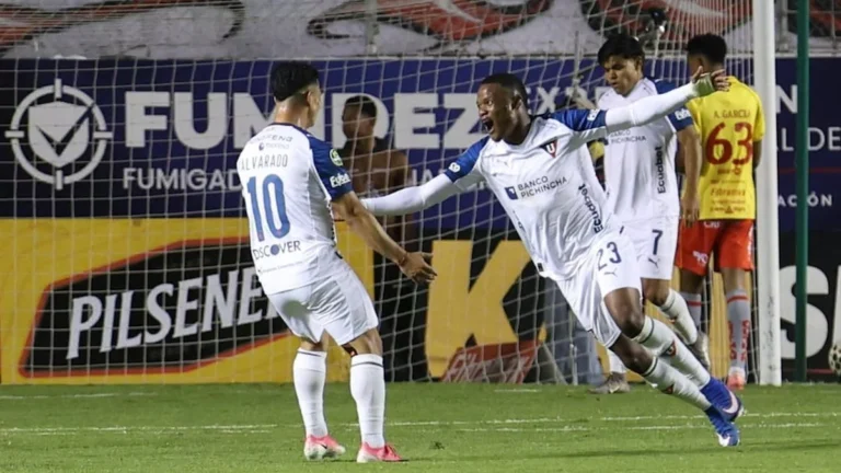 Jugadores de Liga de Quito y Aucas disputan el balón en el Superclásico