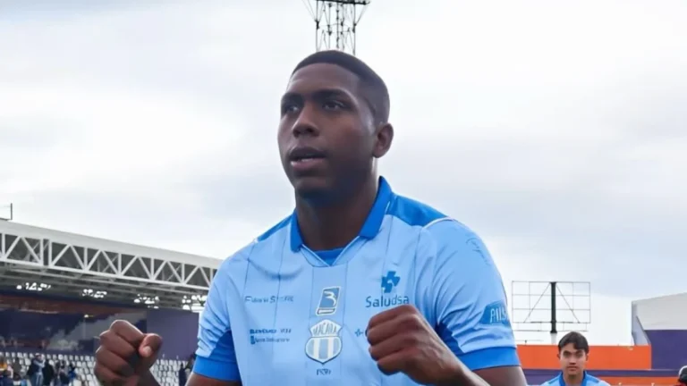 Néstor Caicedo durante cotejo de la Liga Pro de fútbol en Ecuador