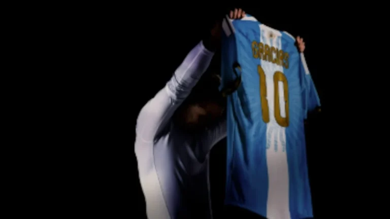Lionel Messi festejando con los brazos en alto con la Selección Argentina