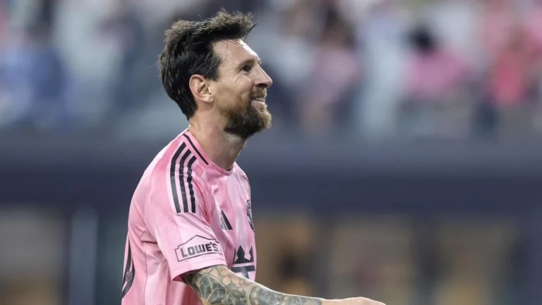 Lionel Messi posando junto a jóvenes promesas del fútbol internacional