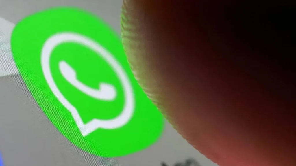 Pantalla de smartphone con icono de celulares sin soporte de WhatsApp en octubre