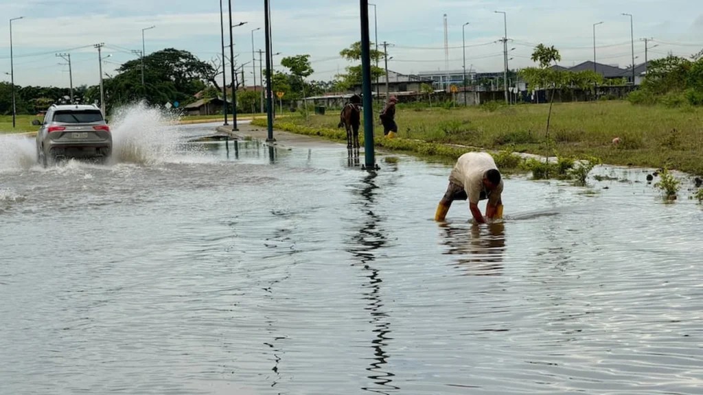 Vías inundadas con agua cubriendo ruedas de vehículos en Samborondón