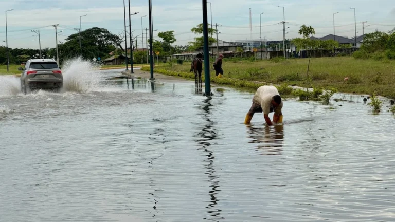 Vías inundadas con agua cubriendo ruedas de vehículos en Samborondón