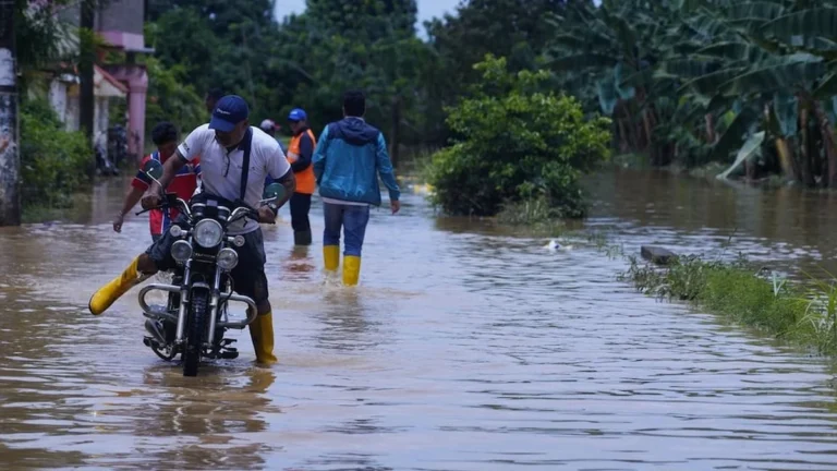 Calles anegadas y personal de socorro atiende emergencias causadas por fuertes lluvias en Ecuador