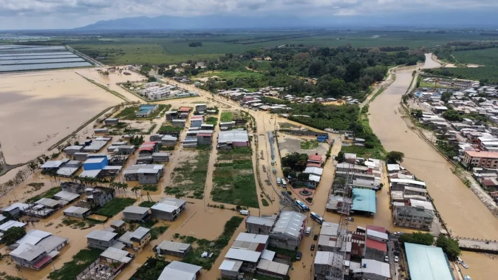 Viviendas anegadas y calles con acumulación de agua en cantón de la provincia del Guayas