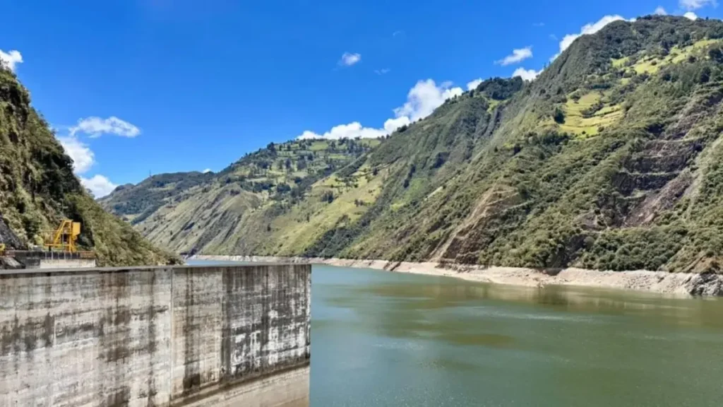 Caudal de agua y represa hidroeléctrica en el Austro ecuatoriano