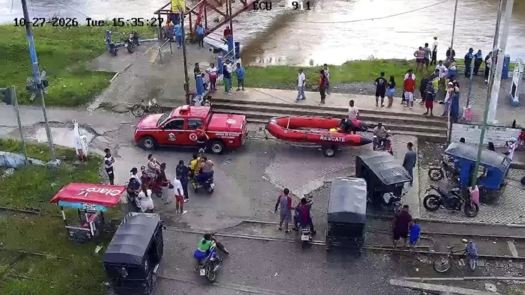 Equipos de rescate inspeccionan el cauce crecido de un río en Ecuador