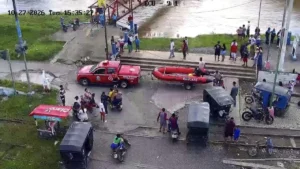 Equipos de rescate inspeccionan el cauce crecido de un río en Ecuador