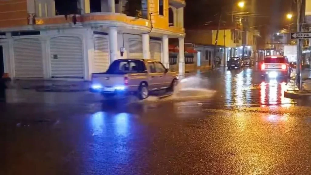 Anegaciones por intensas lluvias en la región Costa de Ecuador