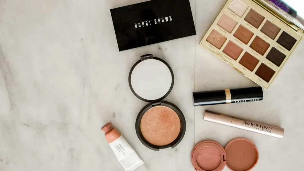 Colección de productos de maquillaje cosmético de alta gama en exhibición