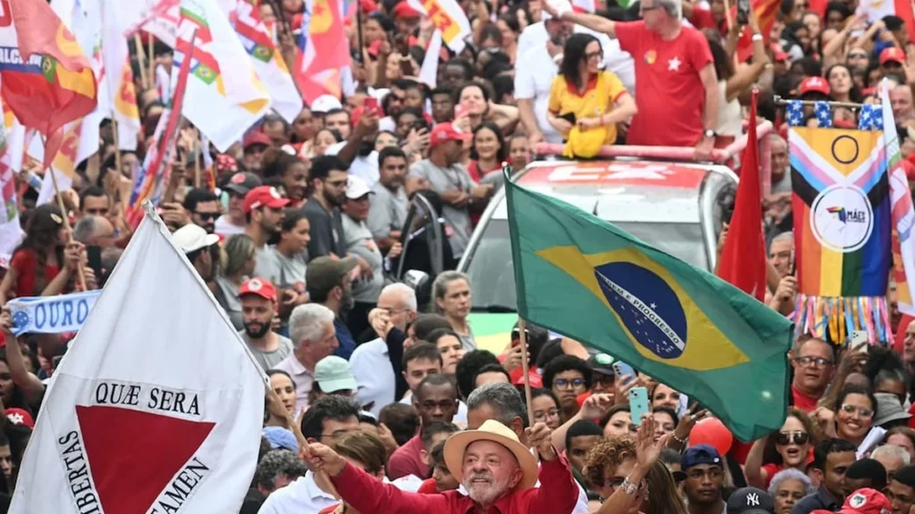 Lula da Silva y Flávio Bolsonaro protagonizan tenso debate electoral en Brasil - cobertura informativa