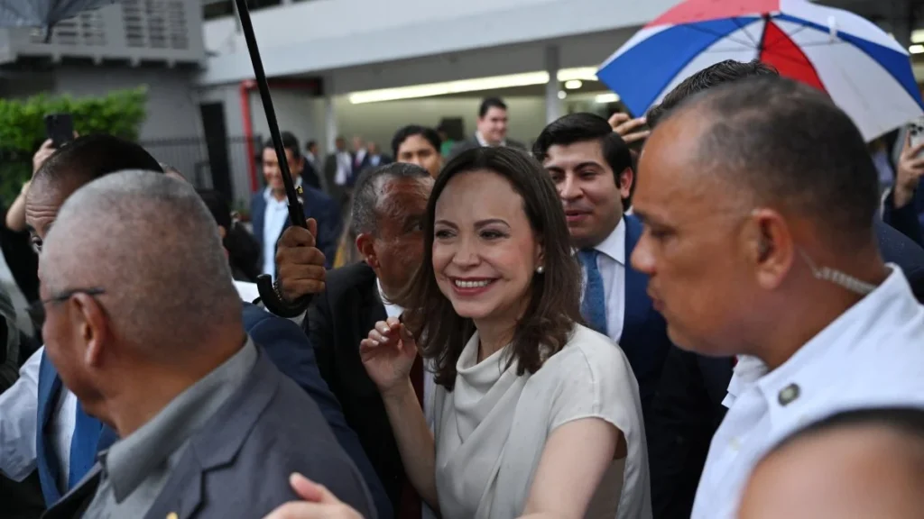 María Corina Machado liderando un acto público en Venezuela