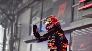 Max Verstappen festejando en el podio nocturno del Gran Premio de Singapur de F1