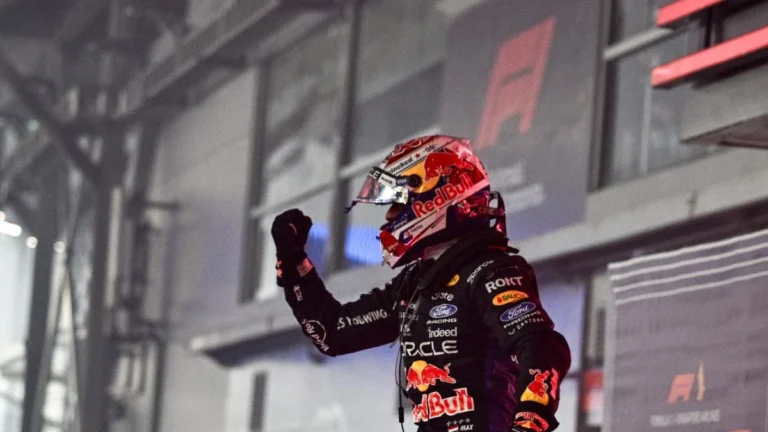 Max Verstappen festejando en el podio nocturno del Gran Premio de Singapur de F1