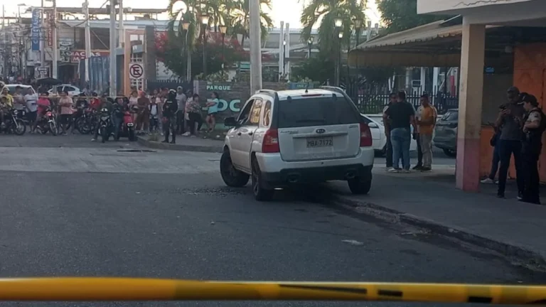 Policía Nacional de Ecuador ejecuta operativos de seguridad nocturnos.