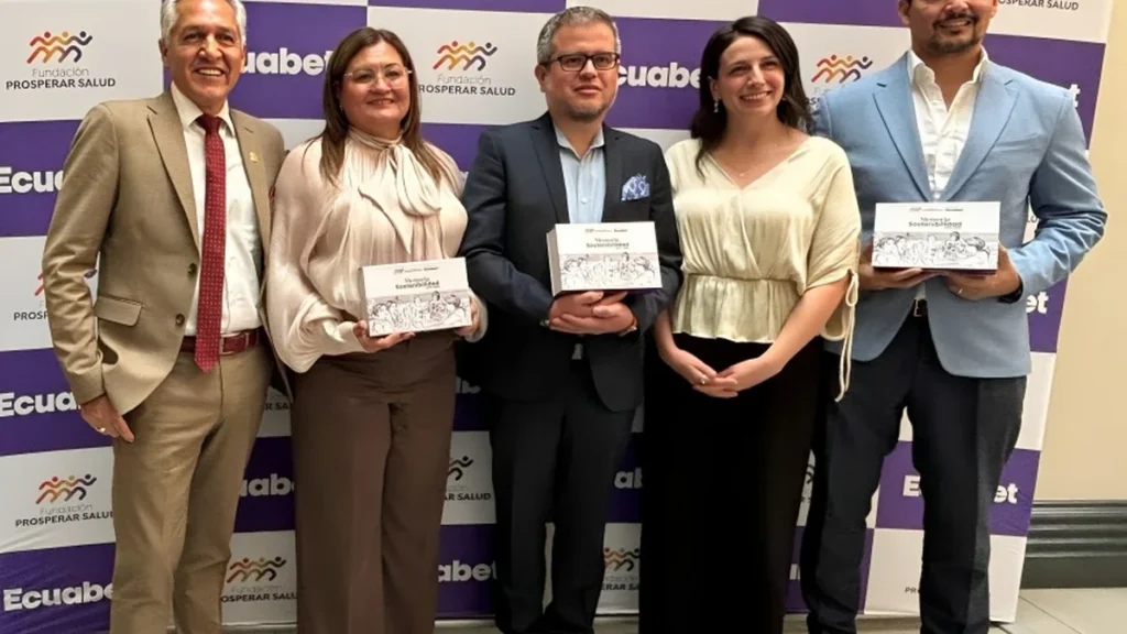 Representantes de Ecuabet y Fundación Prosperar Salud con placas de la memoria de sostenibilidad
