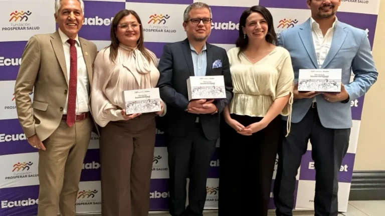 Representantes de Ecuabet y Fundación Prosperar Salud con placas de la memoria de sostenibilidad