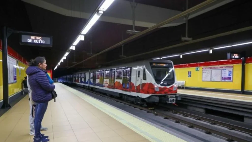 Pasajeros abordan trenes del Metro de Quito feriado de noviembre