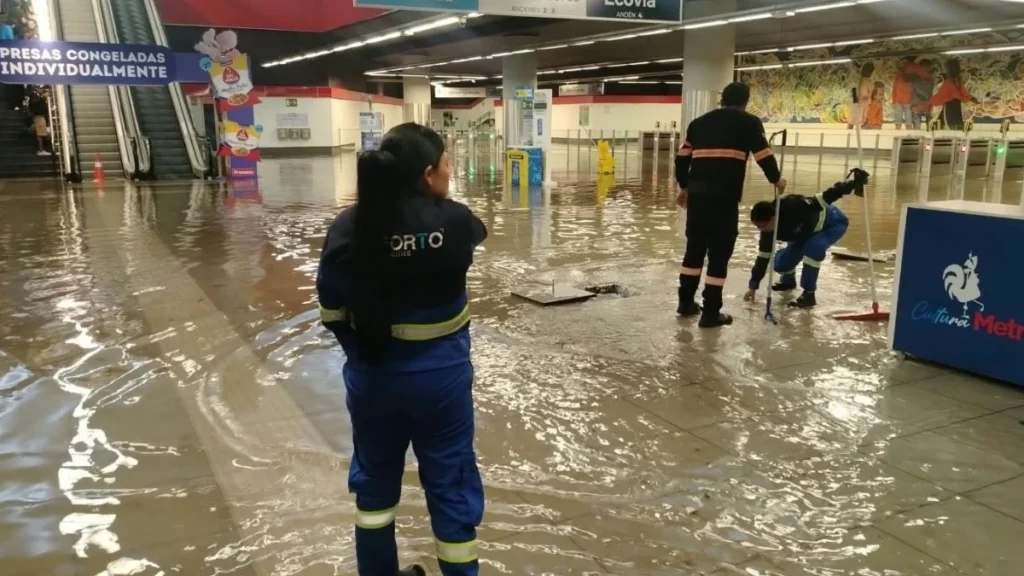 Pasajeros abordando los trenes en los andenes del Metro de Quito