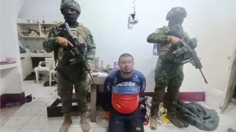 Militar ecuatoriano custodia indicios incautados en operativo en Manabi