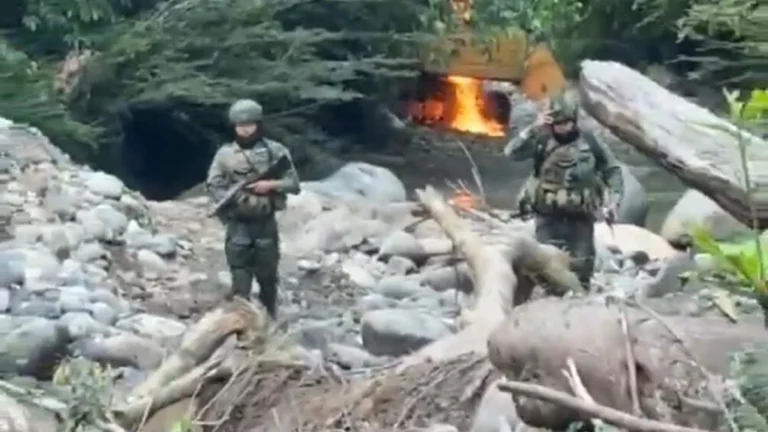 Maquinaria pesada destruida en operativo militar contra la minería ilícita