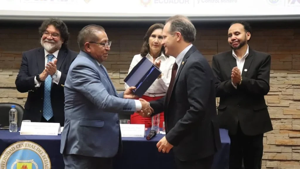 Técnicos e ingenieros realizando inspecciones en concesiones mineras
