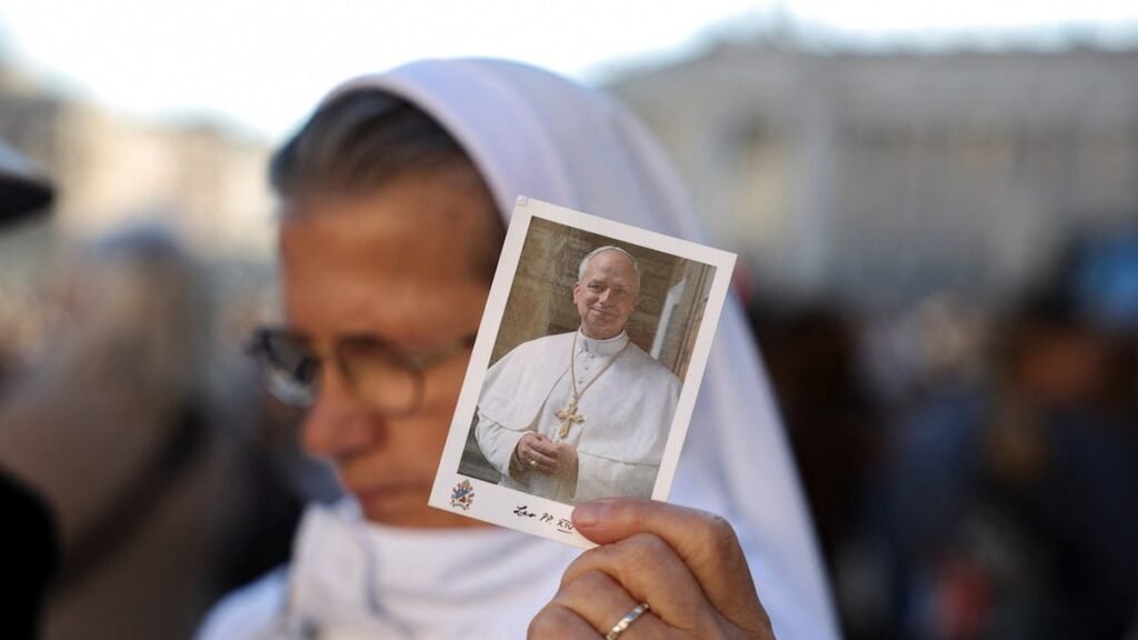 Misa multitudinaria en el Vaticano se une en oración por el Papa León XIV