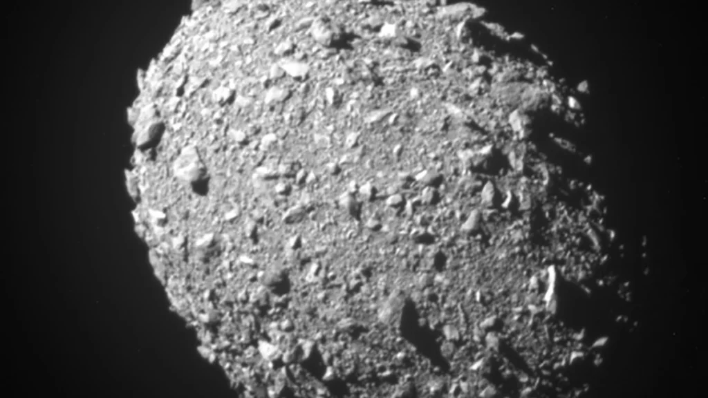 Fotografía espacial del asteroide Dimorphos capturada durante aproximación de sonda
