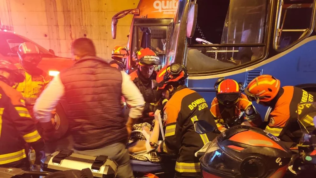 Atencion médica tras aparatoso choque en avenida America en Quito