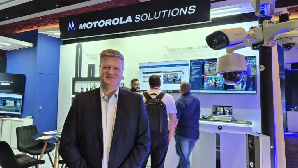 Dispositivos de comunicación táctica, drones y pantallas con análisis de IA de Motorola