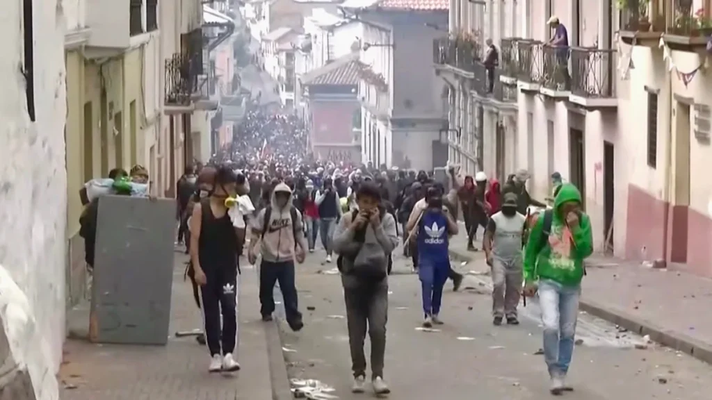 Manifestantes marchando pacíficamente en calles céntricas de Ecuador exigiendo salud y seguridad