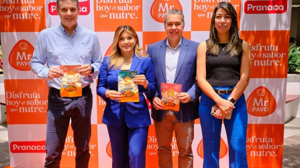 Directivos de Mr. Pavo presentando la nueva línea de cortes condimentados Sabores del Mundo