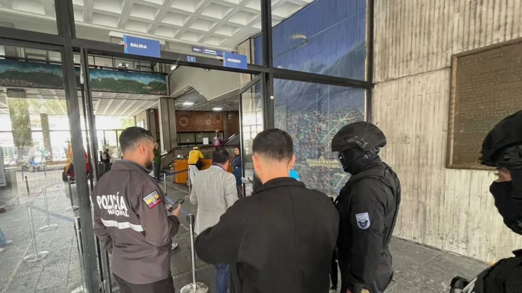 Fachada del Palacio Municipal de Quito intervenida durante diligencias judiciales