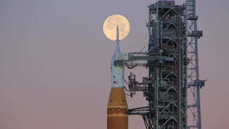 Ensamblado de la etapa central del cohete lunar SLS de la NASA