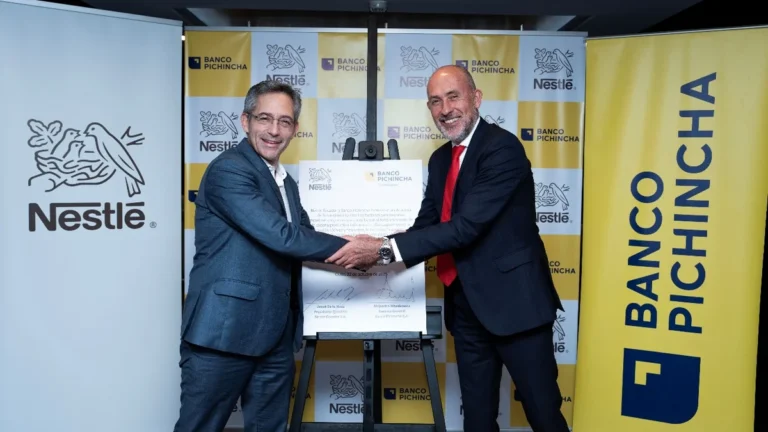 Firma del convenio entre directivos de Nestlé Ecuador y Banco Pichincha