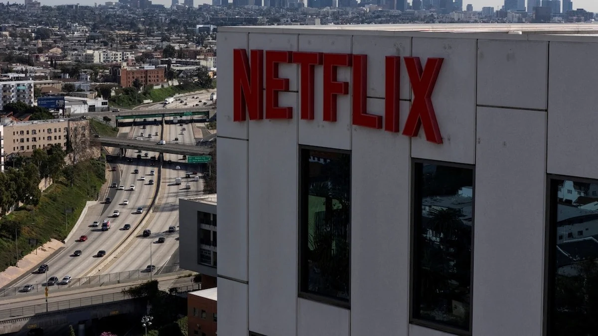 Logotipo corporativo de la plataforma de streaming Netflix en sede corporativa