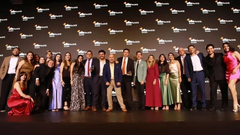 Equipo de Netlife recibiendo el galardón en la gala de los Premios Effie