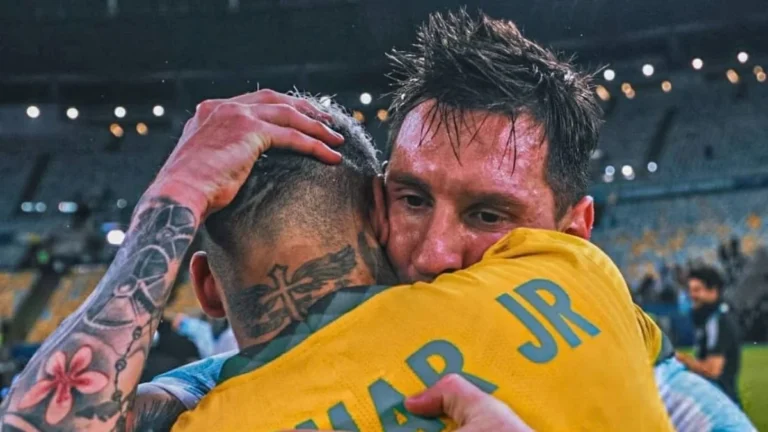 Neymar felicitando a Lionel Messi tras un partido internacional