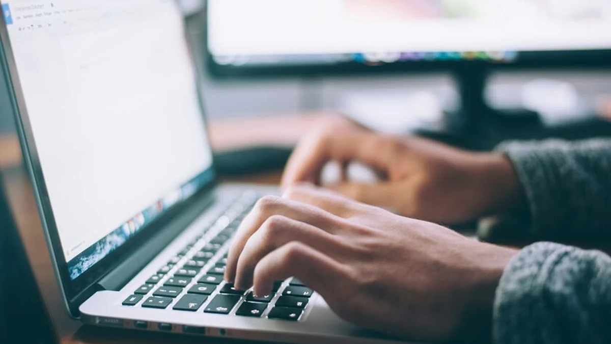Ordenador portátil con código fuente de programación y candado de seguridad digital